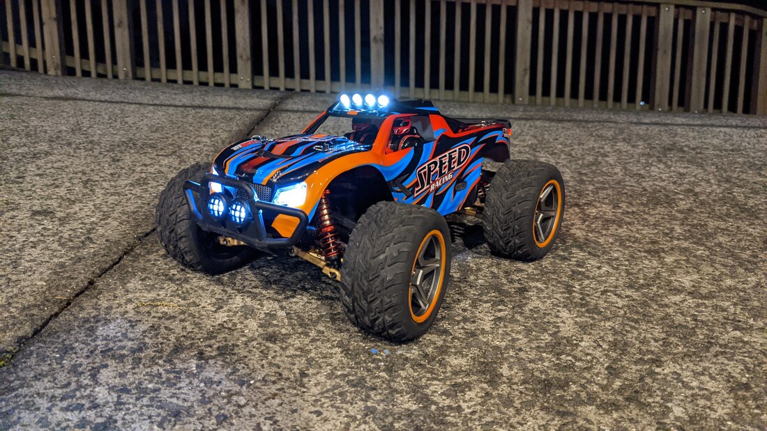 Колеса та яскравий кузов WLtoys 104009