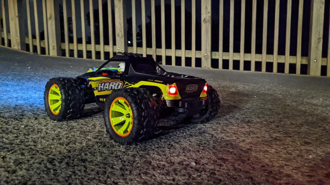 Порівняння коліс WLtoys 144002 і LC Racing EMB-MT